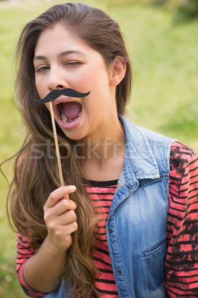 Mooie brunette namaak snor gras Stockfoto © wavebreak_media