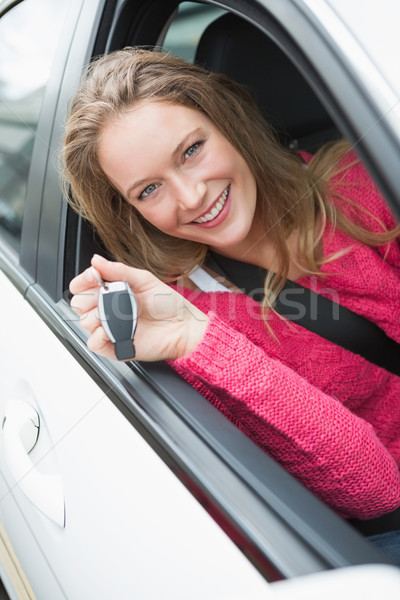 Mulher jovem sorridente chave carro mulher Foto stock © wavebreak_media