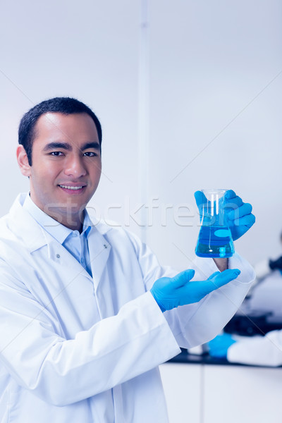 Wissenschaft Studenten halten blau chemischen Becherglas Stock foto © wavebreak_media