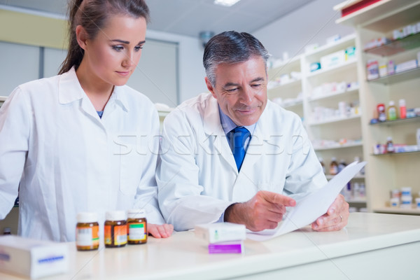 Stock fotó: Gyógyszerész · mutat · recept · gyakornok · gyógyszertár · orvosi