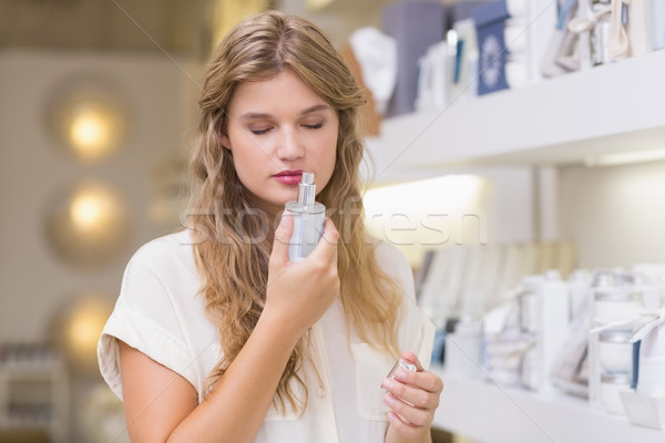 Csinos szőke nő illatszerbolt bevásárlóközpont női mosolyog Stock fotó © wavebreak_media
