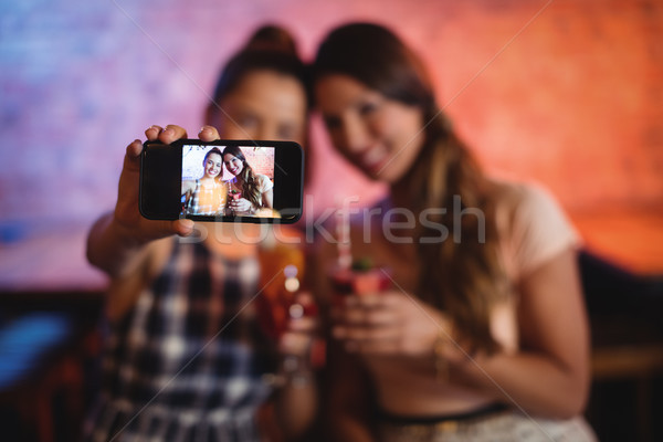 [[stock_photo]]: Jeunes · femmes · cocktail · boissons · pub · femme