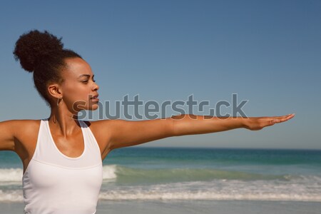 若い女性 腕 行使 ビーチ 女性 ストックフォト © wavebreak_media