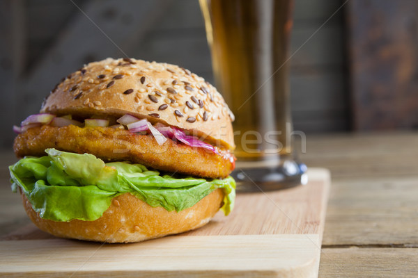 Foto d'archivio: Burger · vetro · birra · tagliere · primo · piano · alimentare