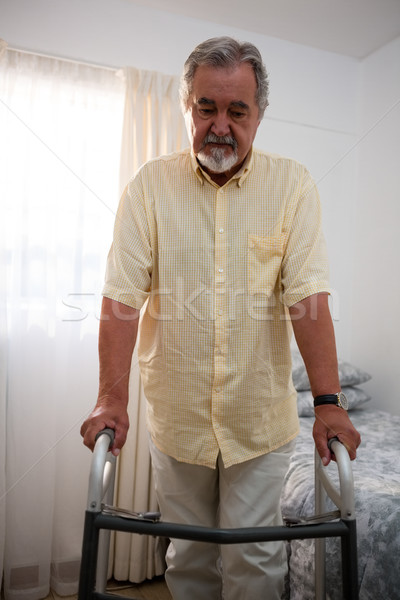 Foto stock: Altos · hombre · caminando · asilo · de · ancianos · dormitorio · mano