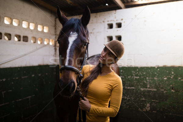 женщины жокей глядя лошади Постоянный стабильный Сток-фото © wavebreak_media