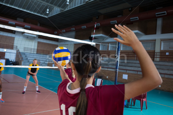 Vrouwelijke spelers spelen volleybal rechter bal Stockfoto © wavebreak_media