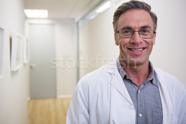 Retrato sonriendo dentista pie lobby médicos Foto stock © wavebreak_media