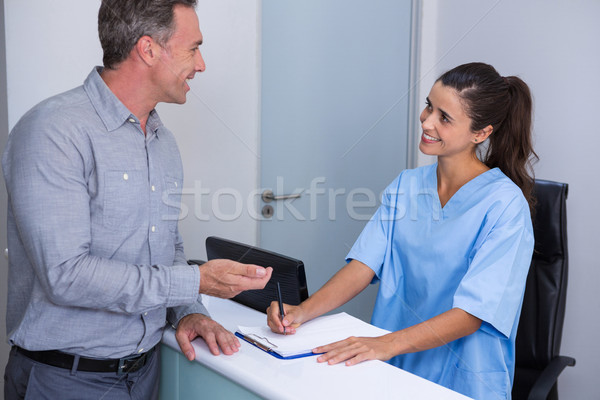Sorridere medico paziente parlando desk clinica Foto d'archivio © wavebreak_media