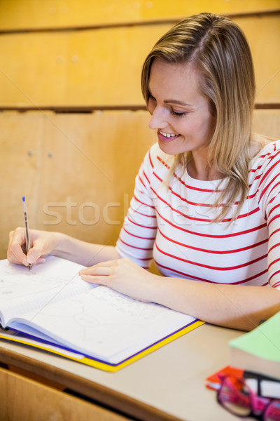 Stockfoto: Gelukkig · vrouwelijke · student · schrijven · merkt · universiteit