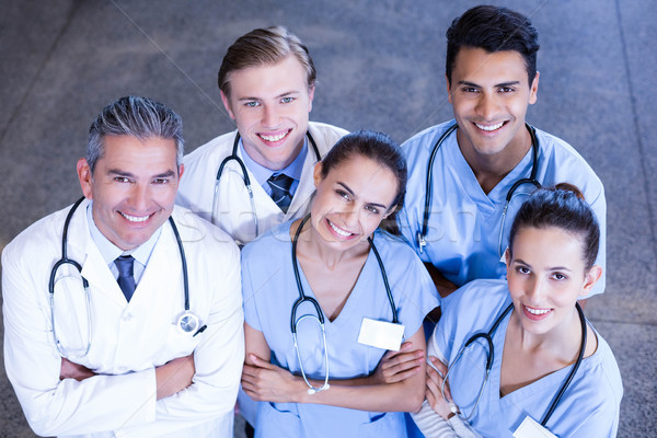 Portret medical echipă în picioare cu bratele incrucisate spital Imagine de stoc © wavebreak_media