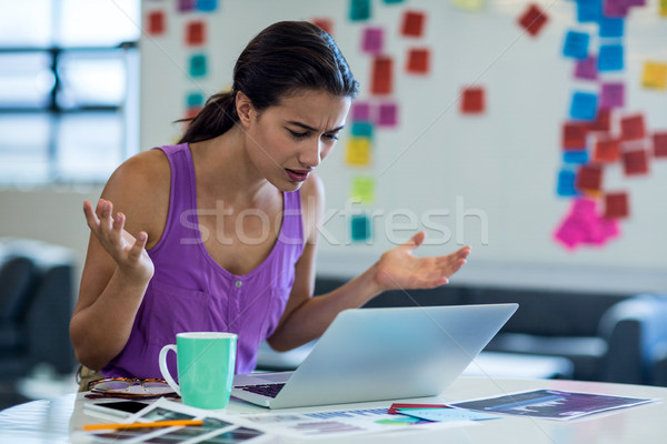 Genç kadın bakıyor şaşırmış dizüstü bilgisayar kullanıyorsanız ofis kadın Stok fotoğraf © wavebreak_media
