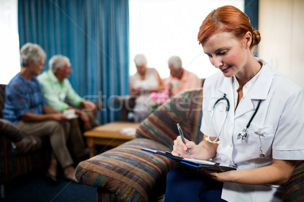 Verpleegkundige schrijven pensioen huis vrouw Stockfoto © wavebreak_media