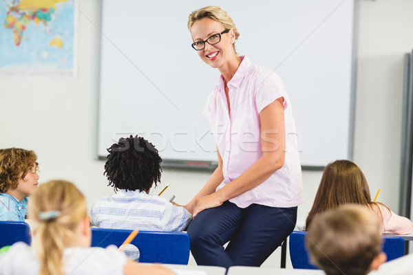 Profesor ajutor copii teme pentru acasa sală de clasă şcoală Imagine de stoc © wavebreak_media