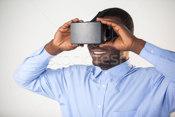Om virtual realitate setul cu cască alb distracţie Imagine de stoc © wavebreak_media