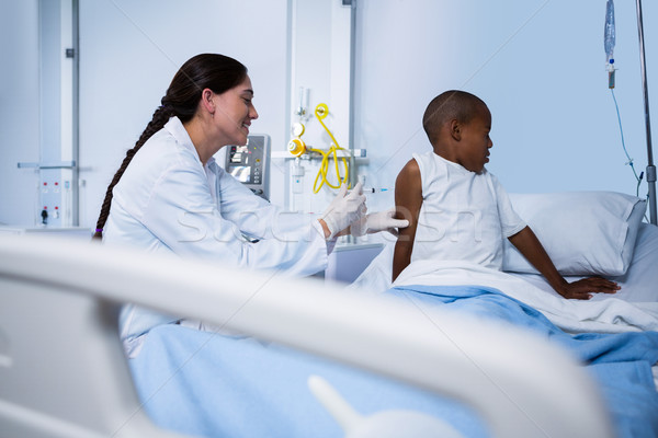 Feminino médico injeção paciente homem hospital Foto stock © wavebreak_media