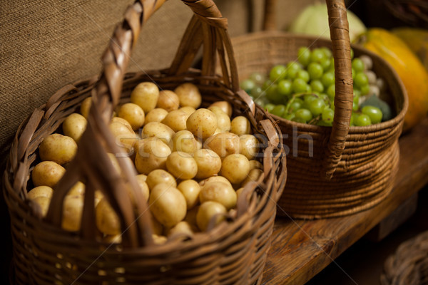 Mand vol druiven aardappel counter markt Stockfoto © wavebreak_media