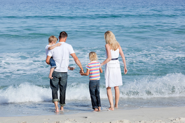 幸福的家庭 步行 沙 海灘 家庭 愛 商業照片 © wavebreak_media