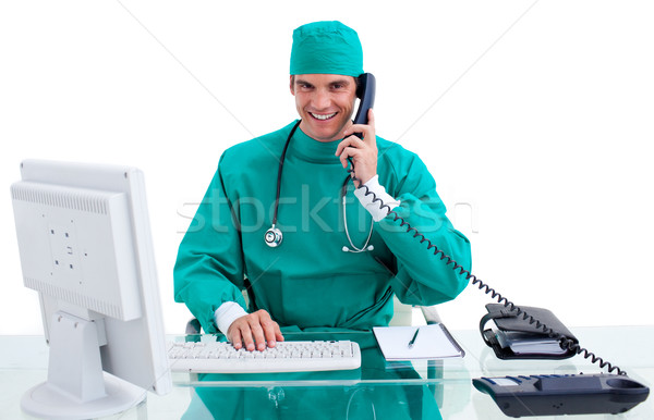 Entusiasta chirurgo telefono lavoro computer bianco Foto d'archivio © wavebreak_media