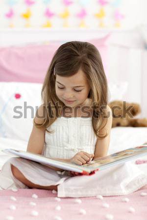 Foto stock: Little · girl · leitura · cama · livro · sessão · menina