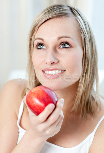 Mujer hermosa comer manzana casa mujer alimentos Foto stock © wavebreak_media