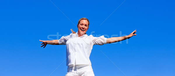 Foto stock: Feliz · mulher · saltando · ao · ar · livre · blue · sky · menina