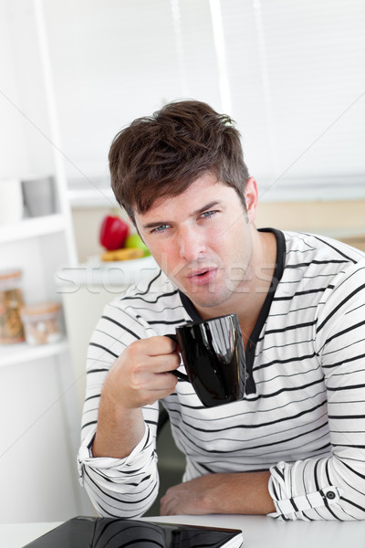 Schöner Mann Tasse Kaffee Sitzung Küche Stock foto © wavebreak_media