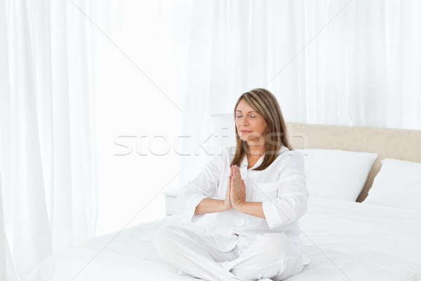 Idős gyakorol jóga ágy otthon kéz Stock fotó © wavebreak_media