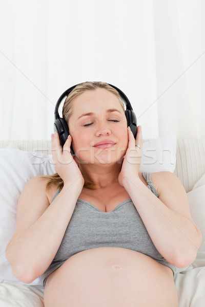 Foto stock: Mulher · grávida · ouvir · música · cama · casa · bebê · fundo