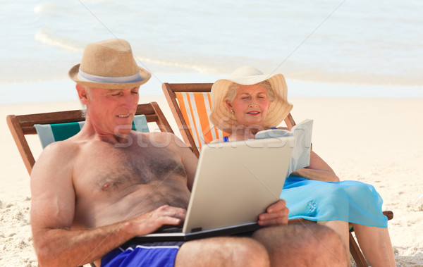 Człowiek pracy laptop żona czytania plaży Zdjęcia stock © wavebreak_media