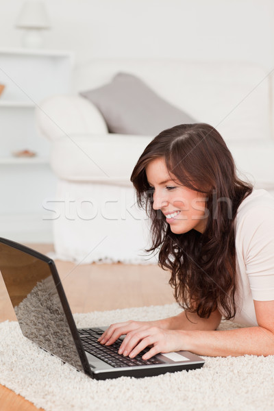 красивый брюнетка женщину расслабляющая ноутбука ковер Сток-фото © wavebreak_media