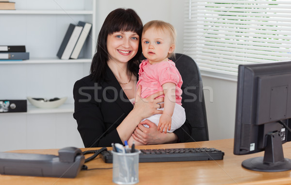 Gut aussehend Brünette Frau posiert halten Baby Stock foto © wavebreak_media