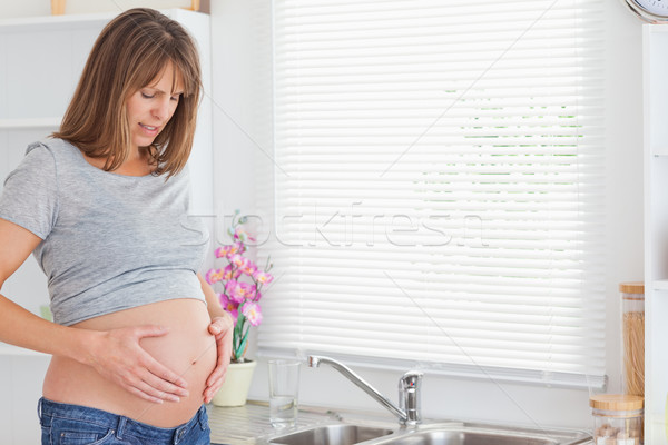 Stockfoto: Goed · kijken · zwangere · vrouwelijke · poseren · buik · keuken