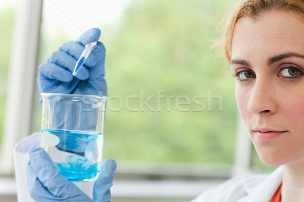 Om de ştiinţă lichid cupa laborator femeie muncă Imagine de stoc © wavebreak_media