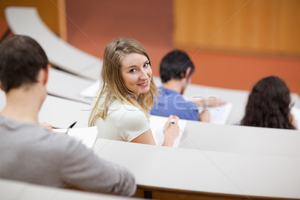 [[stock_photo]]: Jeunes · étudiant · amphithéâtre · heureux · crayon