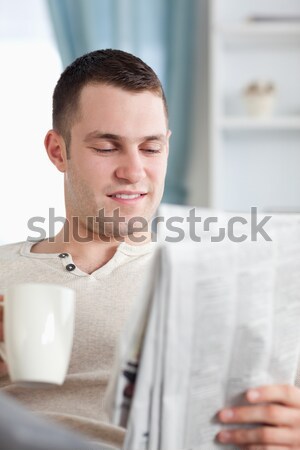 微笑 男子 茶 閱讀 新聞 客廳 商業照片 © wavebreak_media