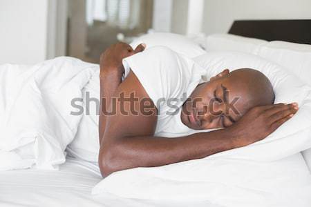 Kobieta w górę sypialni szczęśliwy bed Zdjęcia stock © wavebreak_media