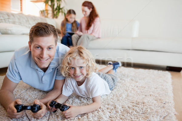 Vader zoon vloer spelen video games samen gelukkig Stockfoto © wavebreak_media