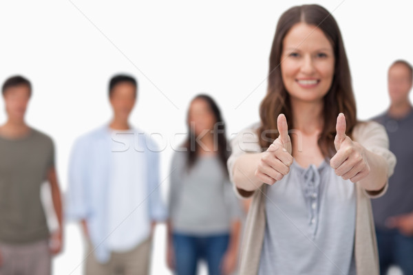 Femeie zambitoare prietenii in spatele alb fericit Imagine de stoc © wavebreak_media