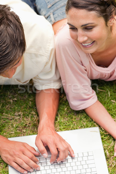 Stock foto: Zwei · Freunde · lächelnd · Gras · zusammen · mit · Laptop