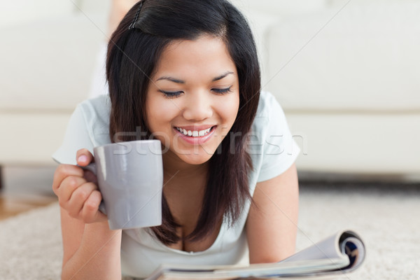 улыбающаяся женщина Кубок журнала гостиной окна Сток-фото © wavebreak_media