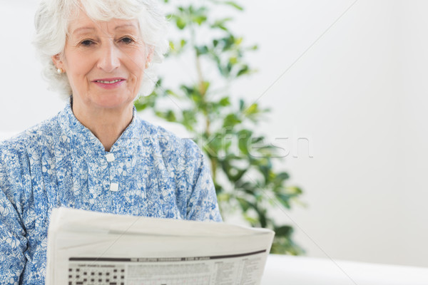 Zdjęcia stock: Starszych · kobieta · czytania · gazety · sofa