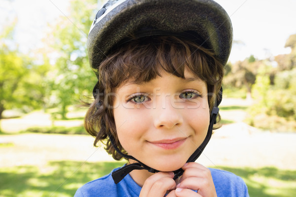 Drăguţ băiat bicicletă cască Imagine de stoc © wavebreak_media