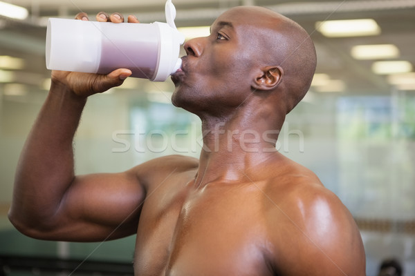 Om potabilă proteina sală de gimnastică Imagine de stoc © wavebreak_media