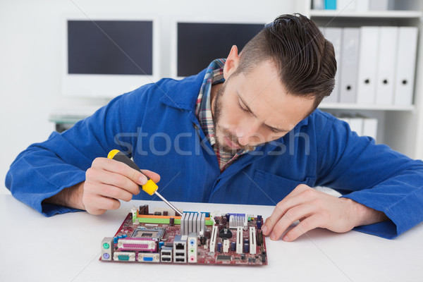 Ordinateur ingénieur travail cpu tournevis bureau [[stock_photo]] © wavebreak_media