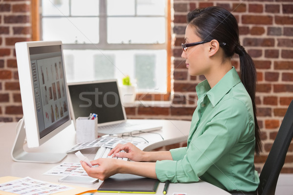 Koncentrált női fotó szerkesztő számítógéphasználat iroda Stock fotó © wavebreak_media