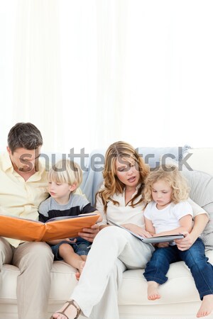Zdjęcia stock: Rodziców · dzieci · sofa · szczeniak · domu · salon