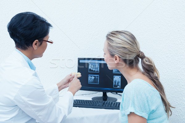 牙科醫生 顯示 女子 口 X射線 計算機 商業照片 © wavebreak_media
