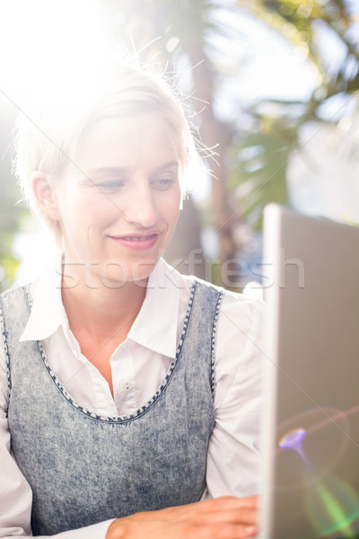 Joli femme blonde utilisant un ordinateur portable parc ordinateur été [[stock_photo]] © wavebreak_media