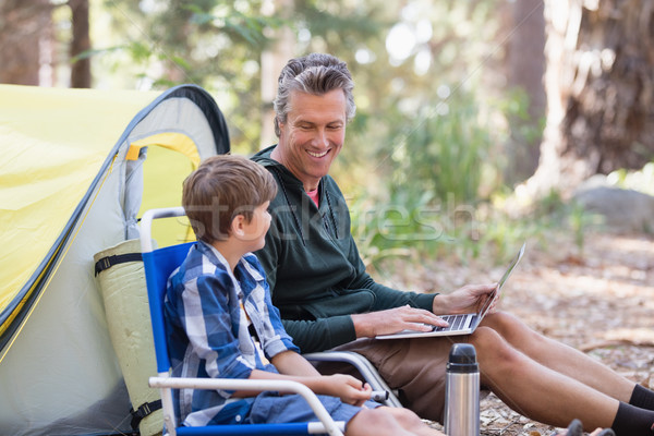 Vater sprechen Sohn mit Laptop Wald lächelnd Stock foto © wavebreak_media